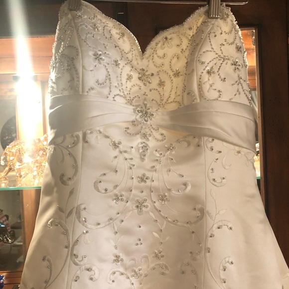 NEW Jasmine Bridal Wedding Gown with Matching Veil - Picture 1 of 8